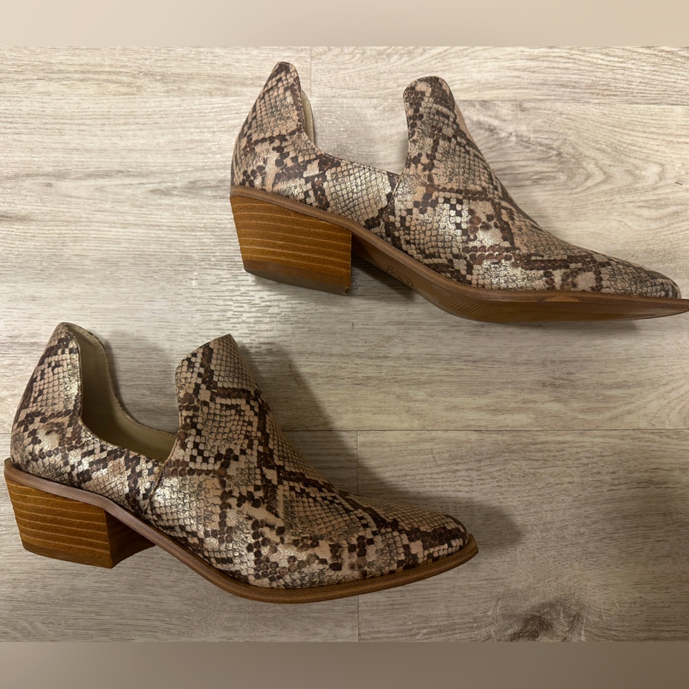 Chinese Laundry Cream Metallic Snake Print Ankle Boot.